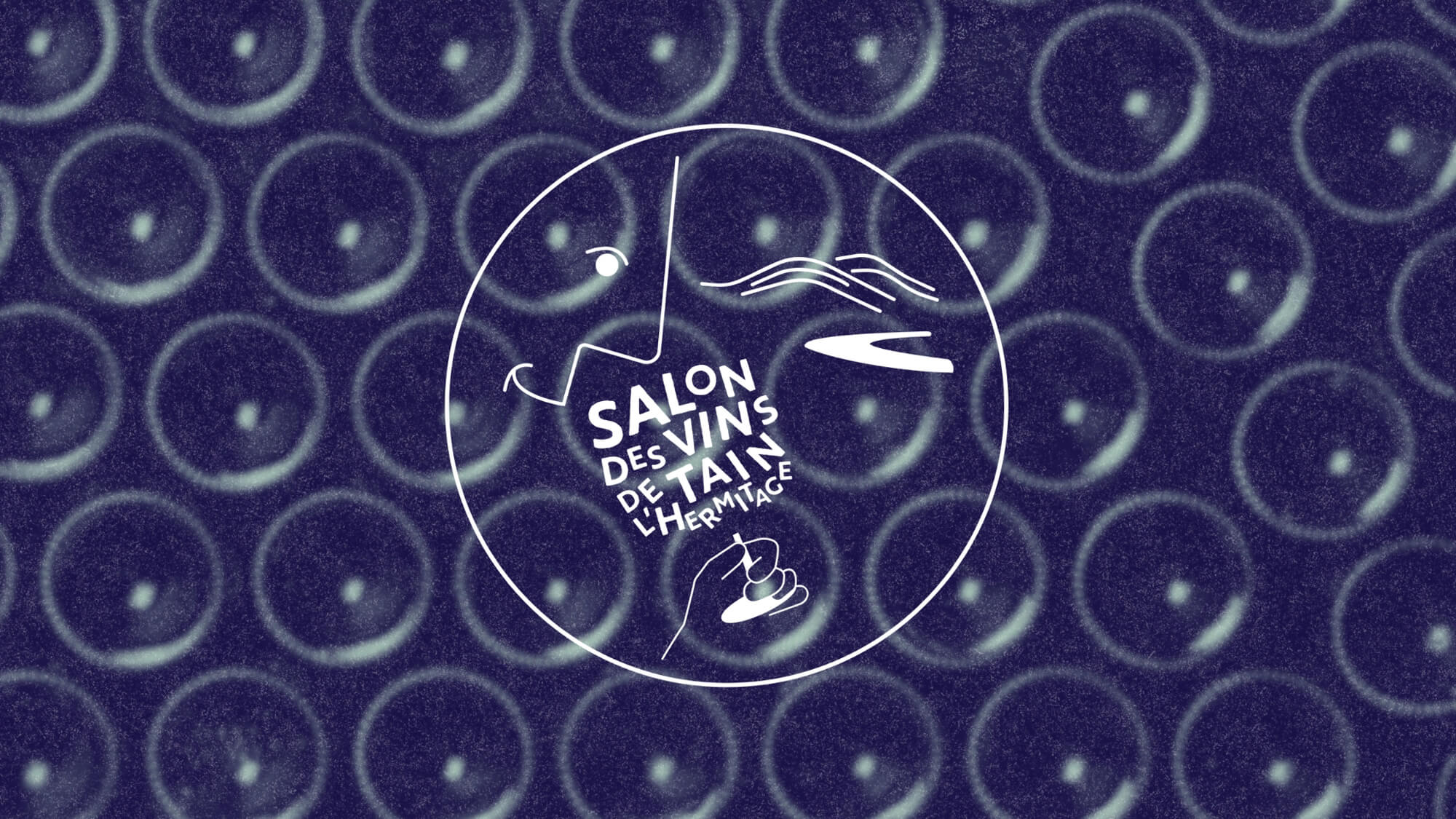 Bouteilles de vin empilées, vue rapprochée des fonds des bouteilles dans une cave.