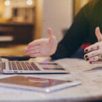 mains Virginie Bonhomme, graphiste freelance Drôme, création identité visuelle à son bureau