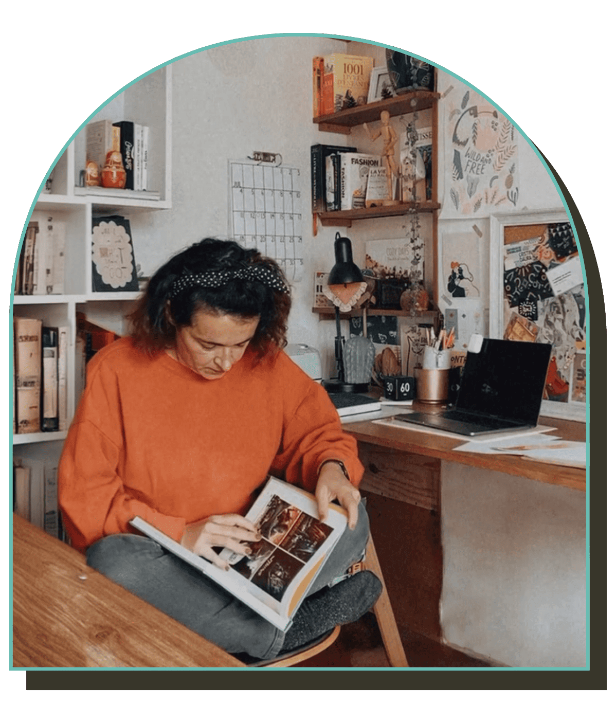 Virginie Bonhomme, graphiste dans la Drôme, consultant un livre d’inspiration graphique